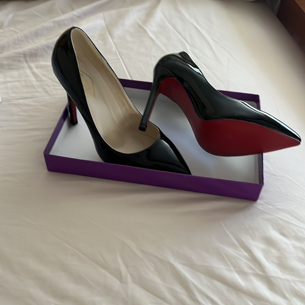 Red sole pumps